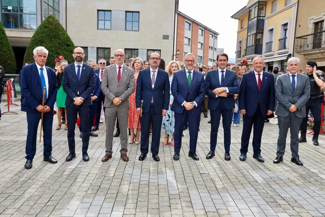 Ponferrada celebra el acto institucional con motivo de la festividad de la Virgen de la Encina y la conmemoraci&oacute;n del LXVIII Aniversario del D&iacute;a de El Bierzo, en el que participan diversas autoridades, entre las que se encuentran el vicepresidente primero y consejero de Desregulaci&oacute;n, Familia y Ayudas Sociales, Carlos Poll&aacute;n, y el consejero de Industria, Universidades, Empleo y Comercio, Juan Carlos Su&aacute;rez-Qui&ntilde;ones