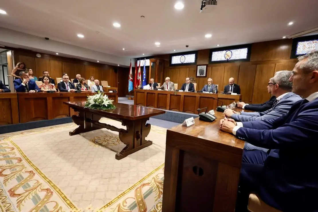 Ponferrada celebra el acto institucional con motivo de la festividad de la Virgen de la Encina y la conmemoraci&oacute;n del LXVIII Aniversario del D&iacute;a de El Bierzo, en el que participan diversas autoridades, entre las que se encuentran el vicepresidente primero y consejero de Desregulaci&oacute;n, Familia y Ayudas Sociales, Carlos Poll&aacute;n, y el consejero de Industria, Universidades, Empleo y Comercio, Juan Carlos Su&aacute;rez-Qui&ntilde;ones