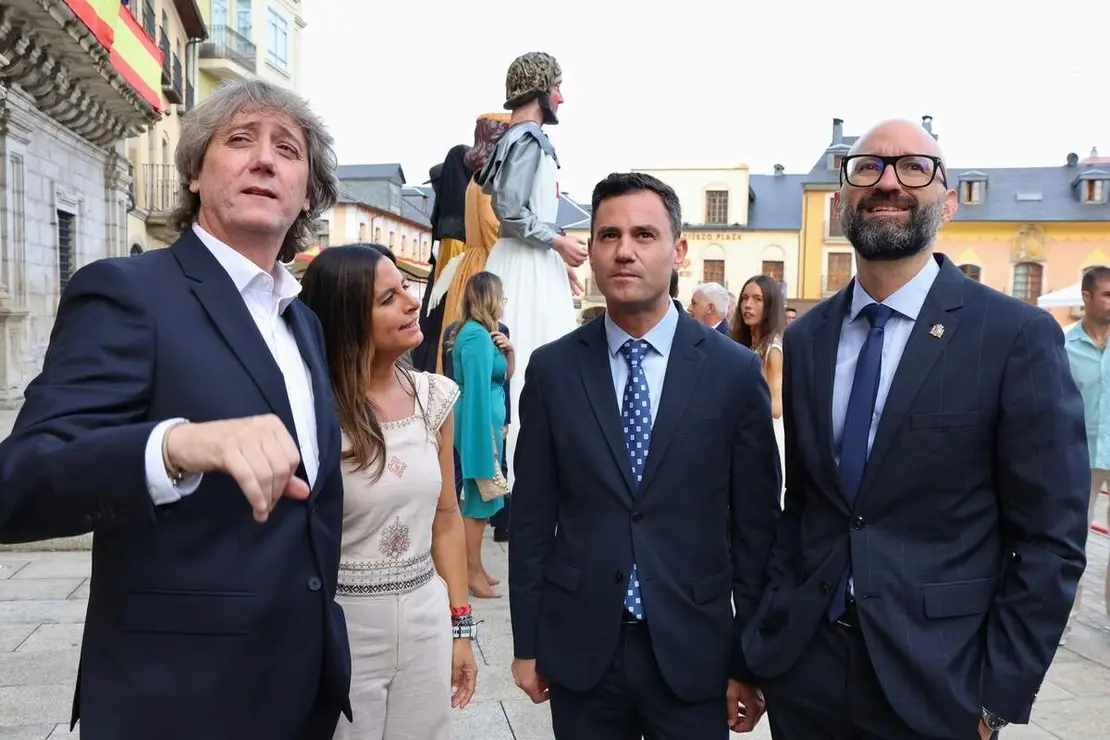 Ponferrada celebra el acto institucional con motivo de la festividad de la Virgen de la Encina y la conmemoraci&oacute;n del LXVIII Aniversario del D&iacute;a de El Bierzo, en el que participan diversas autoridades, entre las que se encuentran el vicepresidente primero y consejero de Desregulaci&oacute;n, Familia y Ayudas Sociales, Carlos Poll&aacute;n, y el consejero de Industria, Universidades, Empleo y Comercio, Juan Carlos Su&aacute;rez-Qui&ntilde;ones