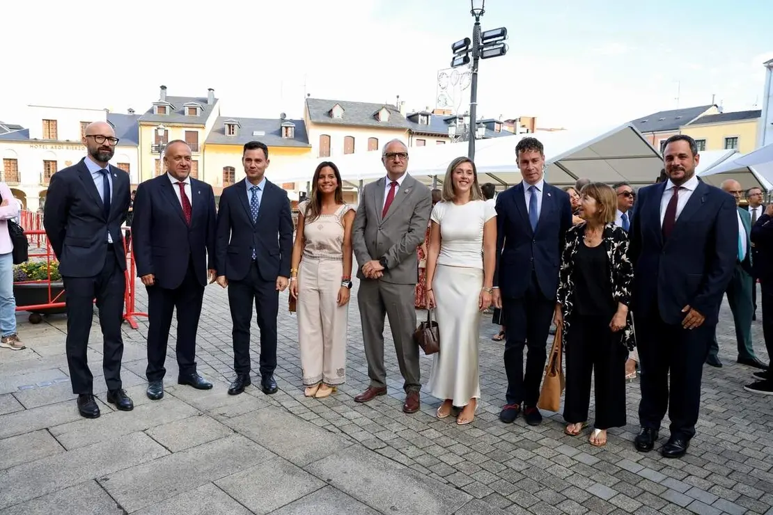 Ponferrada celebra el acto institucional con motivo de la festividad de la Virgen de la Encina y la conmemoraci&oacute;n del LXVIII Aniversario del D&iacute;a de El Bierzo, en el que participan diversas autoridades, entre las que se encuentran el vicepresidente primero y consejero de Desregulaci&oacute;n, Familia y Ayudas Sociales, Carlos Poll&aacute;n, y el consejero de Industria, Universidades, Empleo y Comercio, Juan Carlos Su&aacute;rez-Qui&ntilde;ones