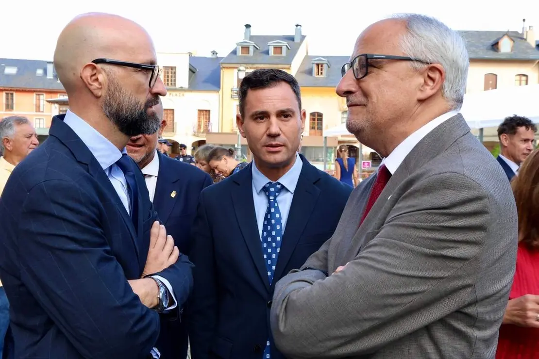 Ponferrada celebra el acto institucional con motivo de la festividad de la Virgen de la Encina y la conmemoraci&oacute;n del LXVIII Aniversario del D&iacute;a de El Bierzo, en el que participan diversas autoridades, entre las que se encuentran el vicepresidente primero y consejero de Desregulaci&oacute;n, Familia y Ayudas Sociales, Carlos Poll&aacute;n, y el consejero de Industria, Universidades, Empleo y Comercio, Juan Carlos Su&aacute;rez-Qui&ntilde;ones