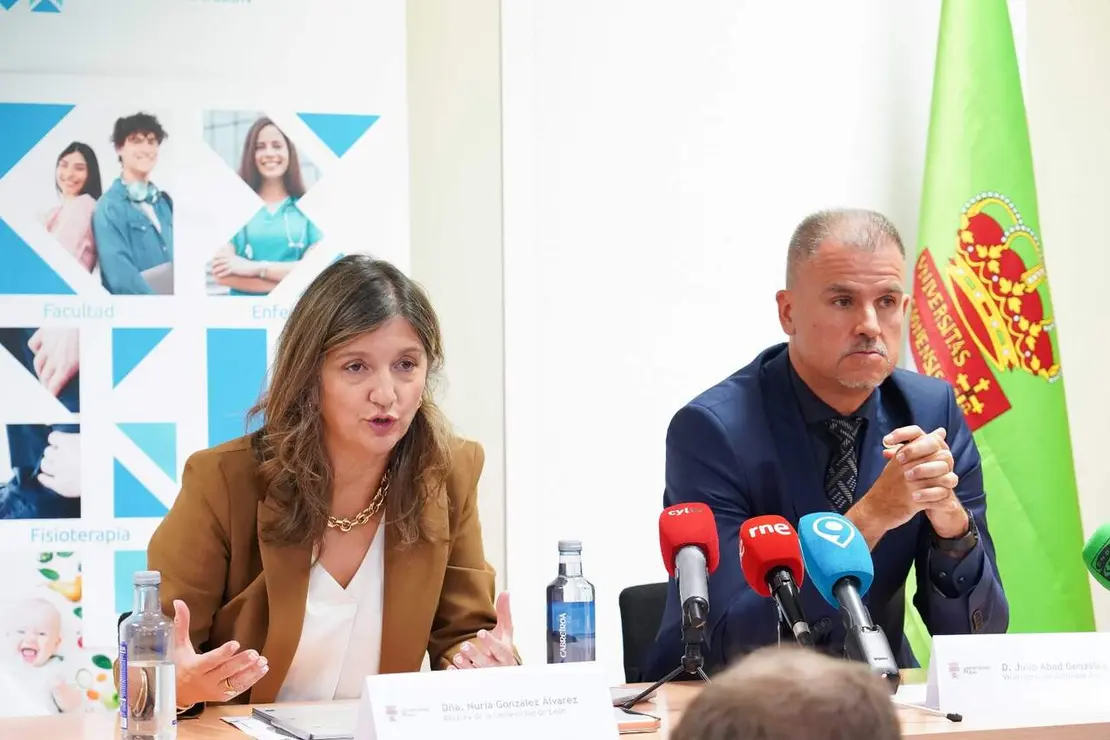 La rectora Nuria Gonz&aacute;lez y el vicerrector de Actividad Acad&eacute;mica, Julio Abad, este martes en&nbsp;presentaci&oacute;n del curso acad&eacute;mico 2026/2027 en la Universidad de Le&oacute;n. Foto: ULE.