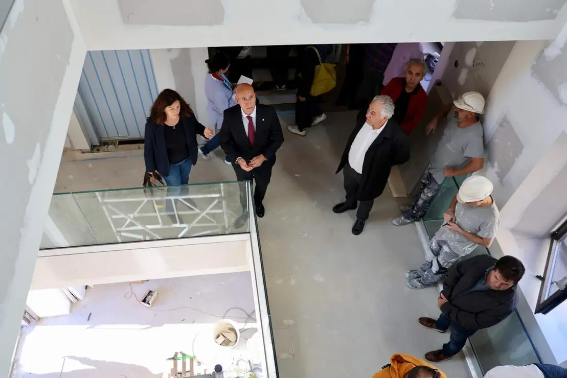 El singular edificio industrial del XIX conocido como Molino Sidr&oacute;n prev&eacute; reabrir sus puertas a principios del pr&oacute;ximo a&ntilde;o como nuevo centro cultural dedicado a la literatura y los escritores locales y completando la "ambiciosa" puesta en valor de la Era del Moro, seg&uacute;n inform&oacute; el alcalde  este mi&eacute;rcoles en una visita a las obras. Foto: Campillo.