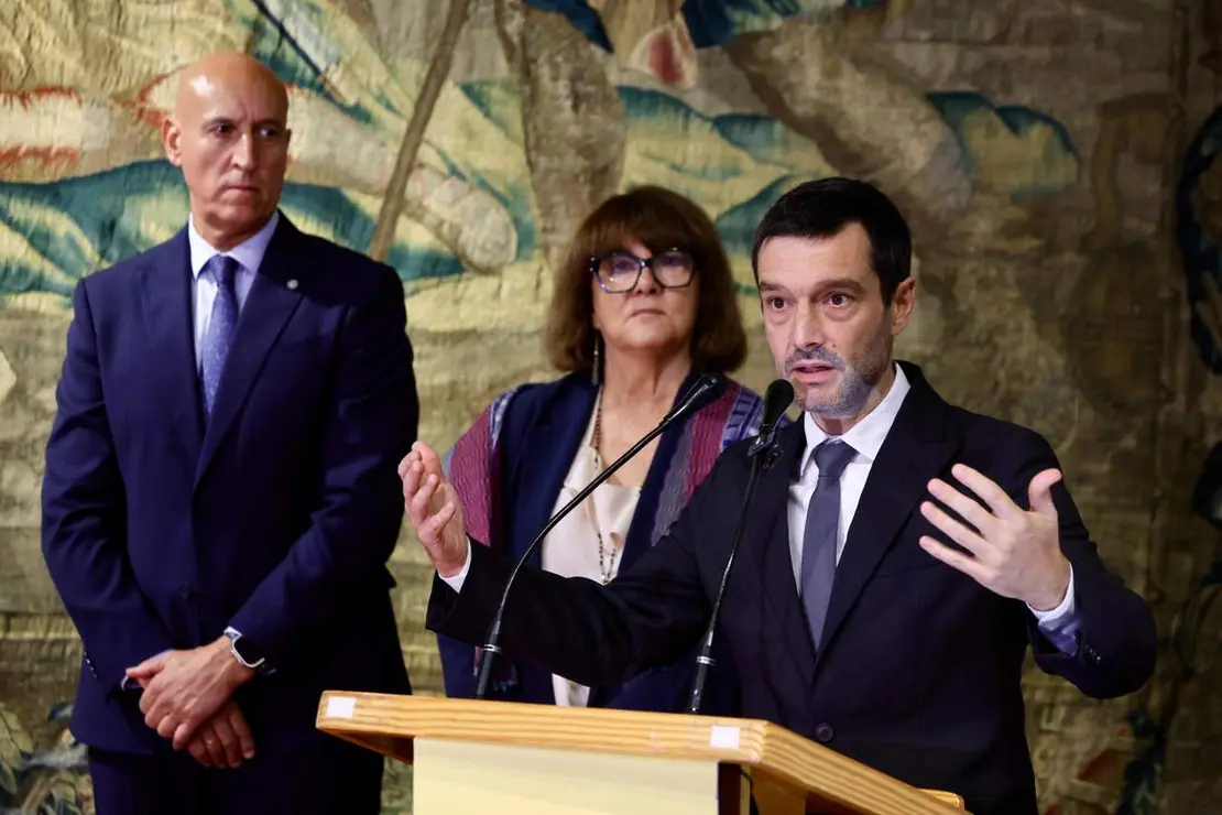El ministro de Derechos Sociales, Consumo y Agenda 2030, Pablo Bustinduy, presenta la nueva temporada de Viajes del Imserso junto a la directora general del Instituto de Mayores y Servicios Sociales, Mayte Sancho, y el alcalde de Le&oacute;n, Jos&eacute; Antonio Diez. Fotos: Campillo.