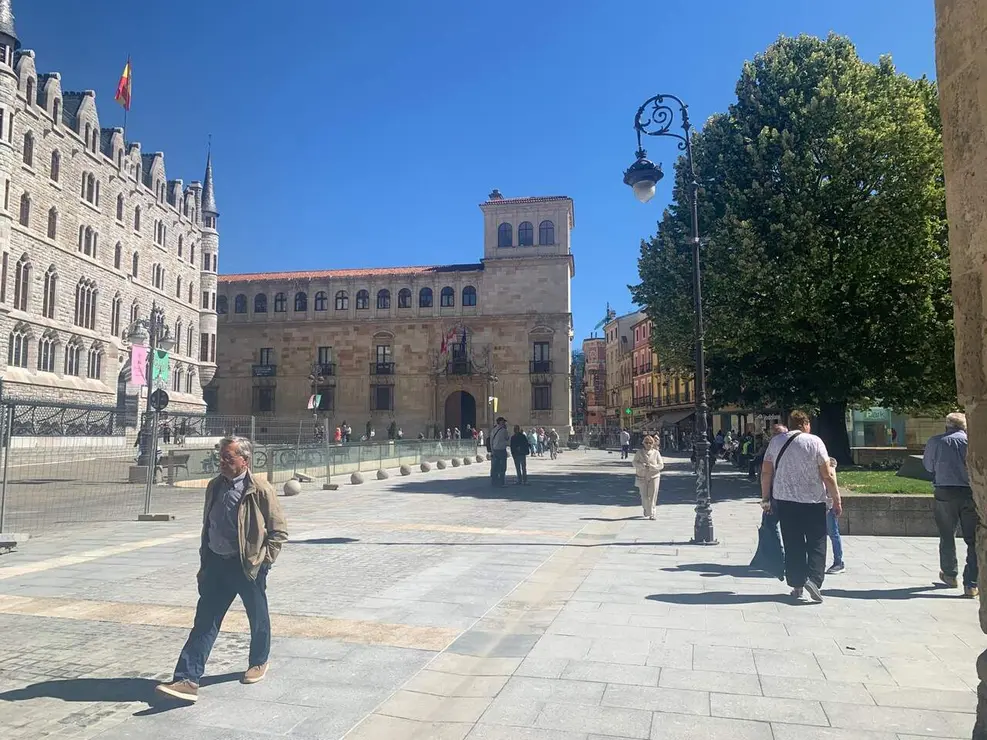 Reabre para peatones la zona central de la plaza de Botines tras las obras de remodelaci&oacute;n del pavimento que afectan tambi&eacute;n a la calle Ancha y el entorno de la Catedral. Foto: A.F.R.