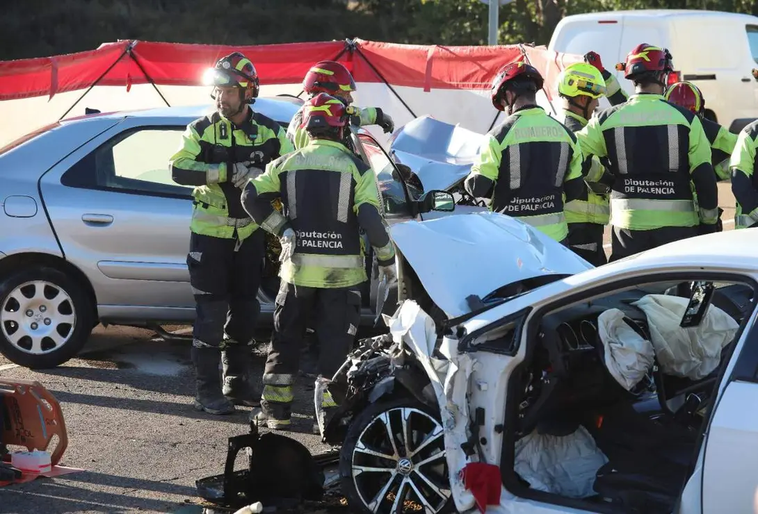 Una persona falleci&oacute; y otra result&oacute; herida hoy al producirse una colisi&oacute;n frontal entre dos turismos a la altura del kil&oacute;metro diez de la carretera CL-615, a la altura de Husillos (Palencia). El siniestro se produjo sobre las 18.30 horas, seg&uacute;n informaron fuentes del Servicio de Emergencias 1-1-2 de Castilla y Le&oacute;n y la Subdelegaci&oacute;n del Gobierno en la provincia de Palencia. Foto: Br&aacute;gimo.