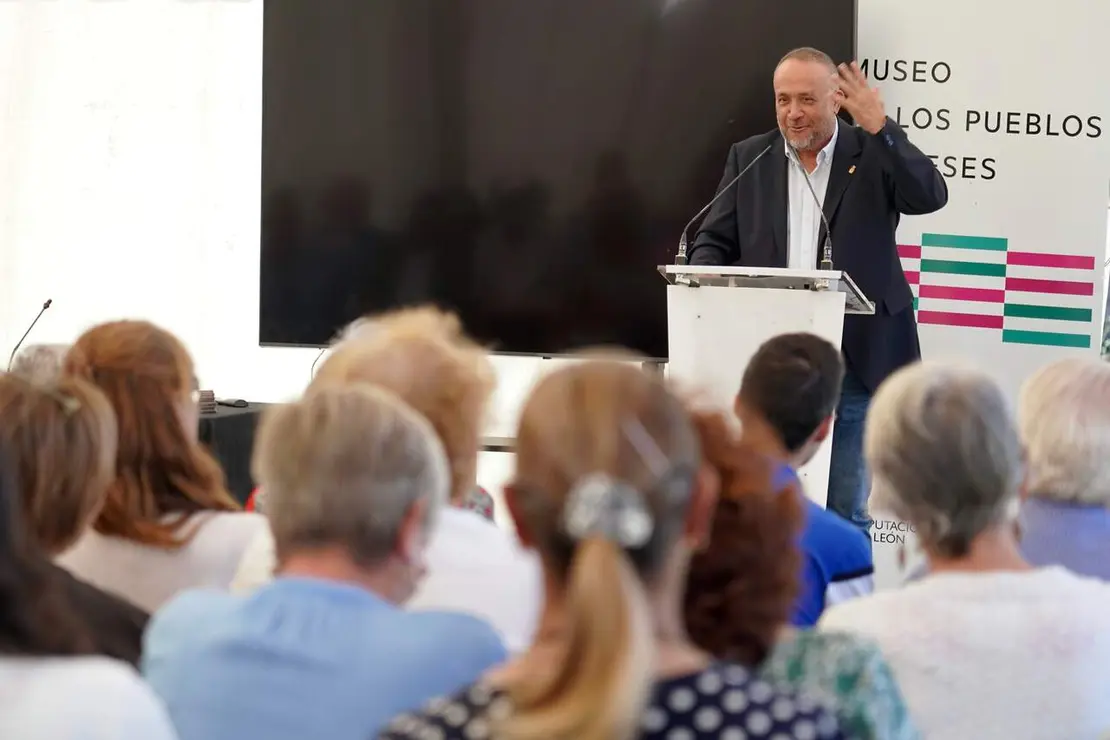 El presidente de la Diputaci&oacute;n y del Instituto Leon&eacute;s de Cultura, Gerardo &Aacute;lvarez Courel, interviene en el Gran Concejo promovido por el ILC que se celebra en Mansilla de las Mulas (Le&oacute;n)
