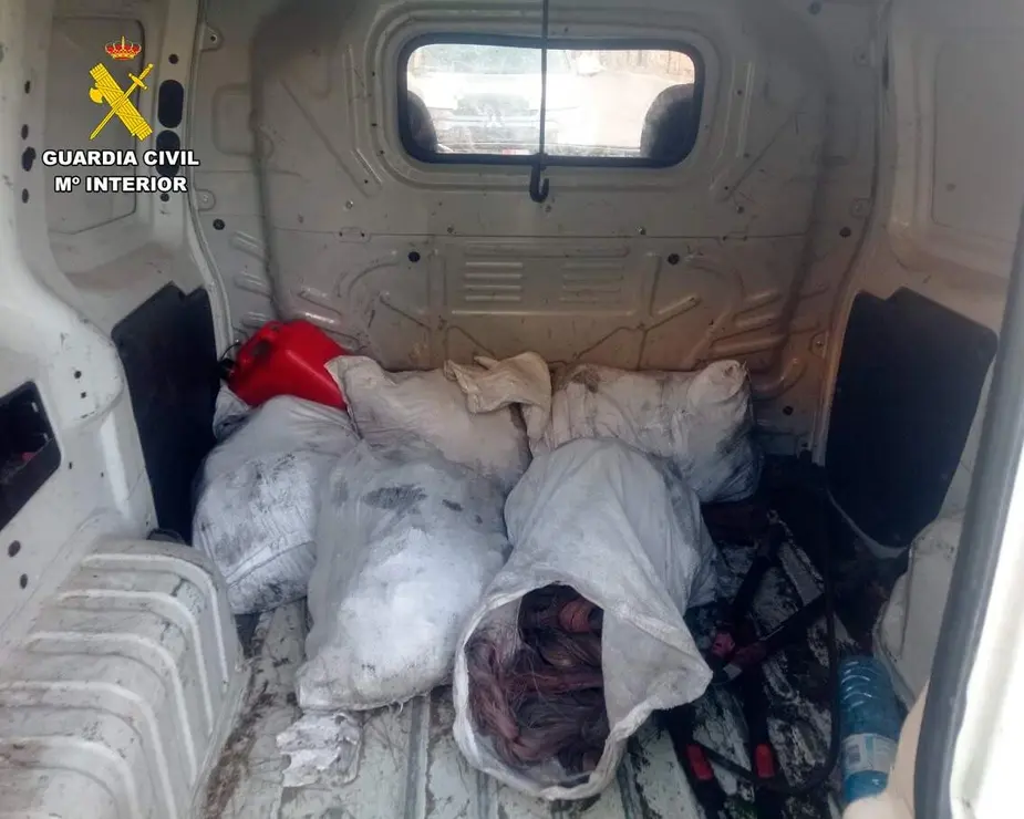 La Guardia Civil de Astorga intercepta en la A-6 una furgoneta con 100 kilos de cobre robado. Fotos: Guardia Civil.