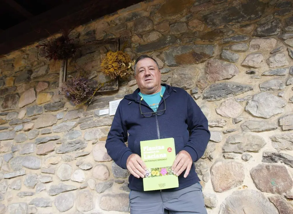 Luis Fern&aacute;ndez, autor del libro 'Plantas de Laciana'. Fotos: C&eacute;sar S&aacute;nchez.