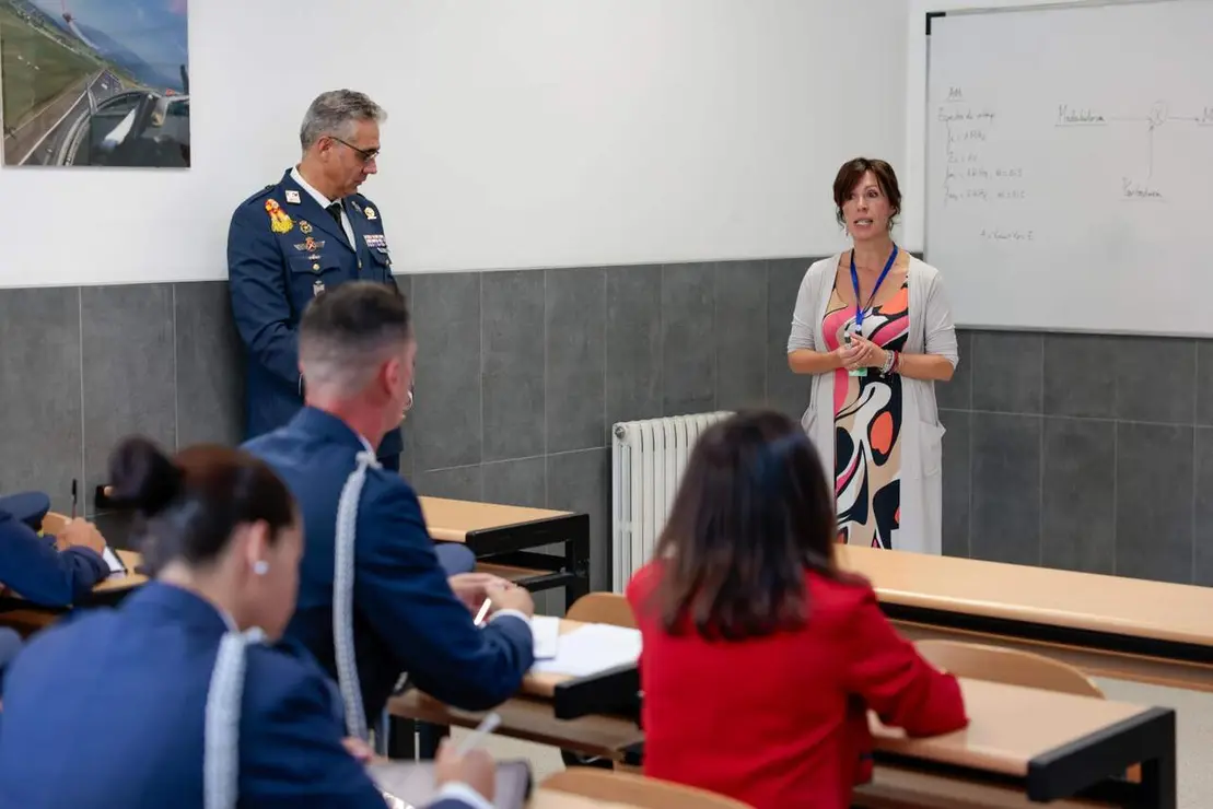 visita-a-actividades-docentes-en-la-academia-bsica-del-aire-y-del-espacio-aba-aerdromo-militar-de-len-foto-rubn-somontemde_55526417837_o