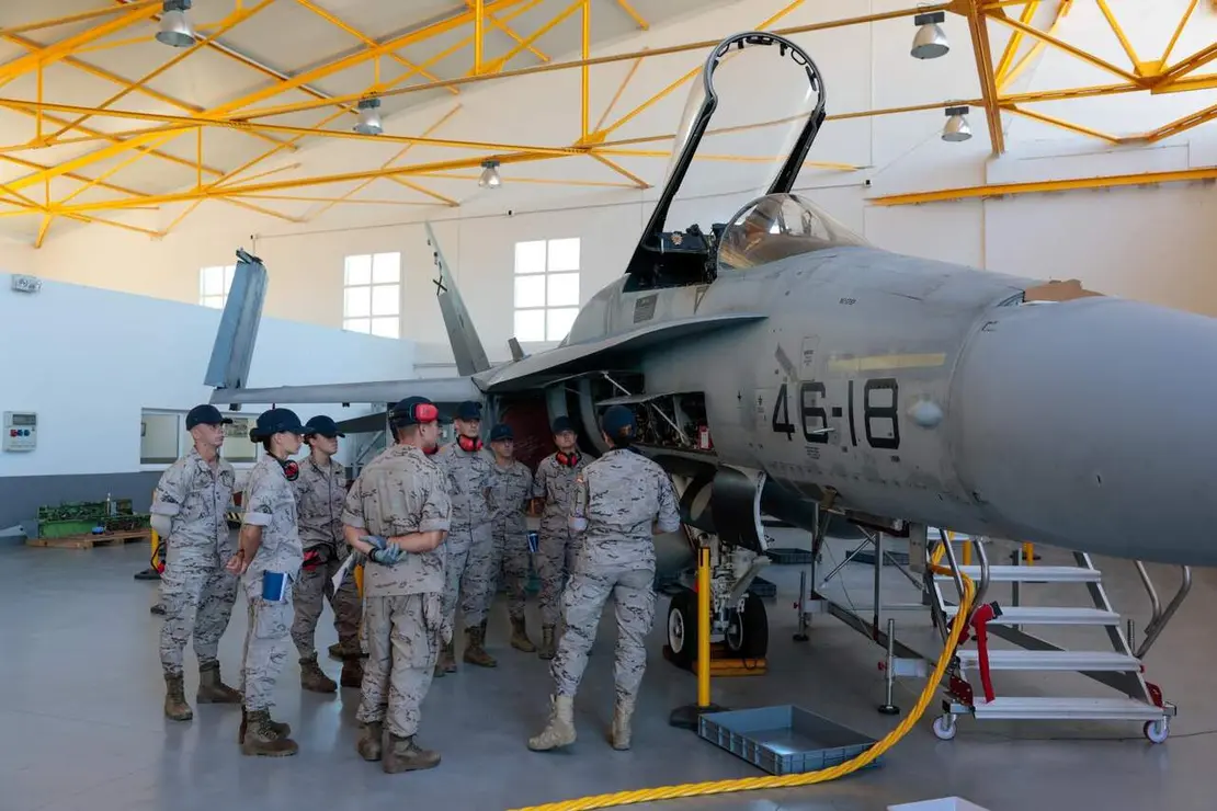 visita-a-actividades-docentes-en-la-academia-bsica-del-aire-y-del-espacio-aba-aerdromo-militar-de-len-foto-rubn-somontemde_55527587564_o