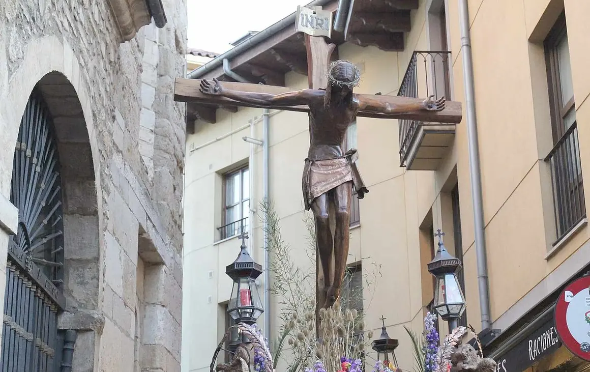 La parroquia de San Mart&iacute;n celebra la Exaltaci&oacute;n de la Santa Cruz con eucarist&iacute;a, procesi&oacute;n por el barrio y adoraci&oacute;n del Lignum Crucis. Fotos: Isaac Llamazares
