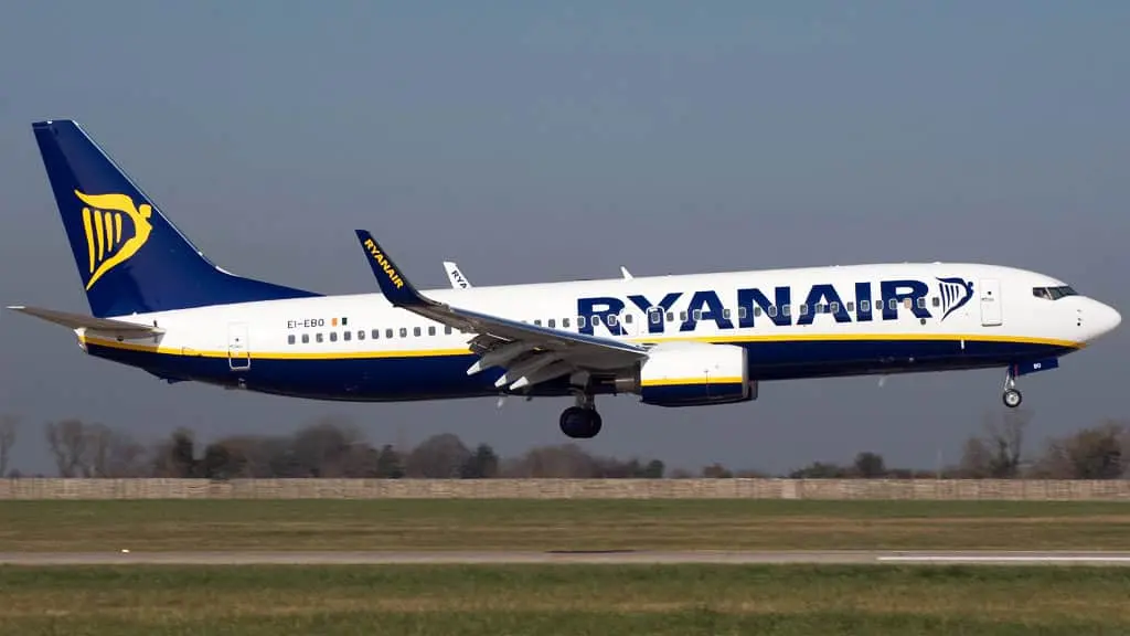 Un avión de Ryanair, en el momento de tomar tierra.