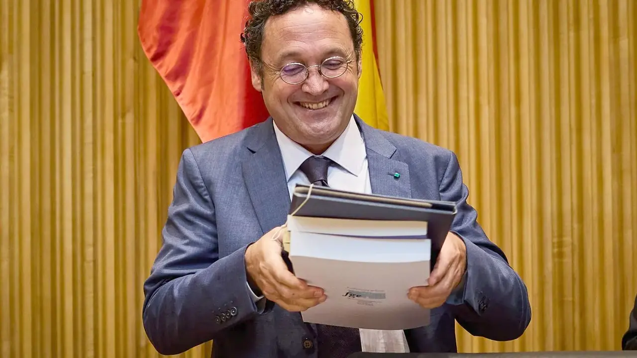 García Ortiz se sentará en el banquillo pero evita dimitir por la acusación.
