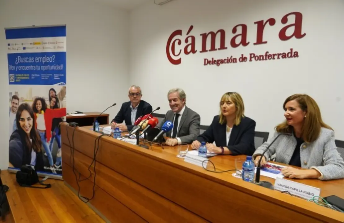 El presidente de la C?mara de Comercio de Le?n, Javier Vega (2I), junto al teniente de alcalde de Ponferrada, Luis Antonio Moreno (I), la coordinadora de la Junta en el Bierzo, Rosana Velasco (2D), y la representante de la C?mara de Comercio de la delegaci?n del Bierzo, Vanesa Capilla (D), durante la presentaci?n de la IV Feria de Empleo Bierzo