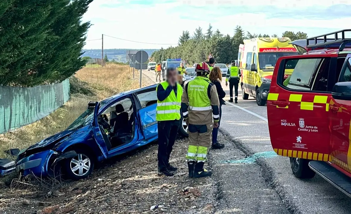 Bomberos de León interviene en la salida de un vehículo en la Nacional 630.