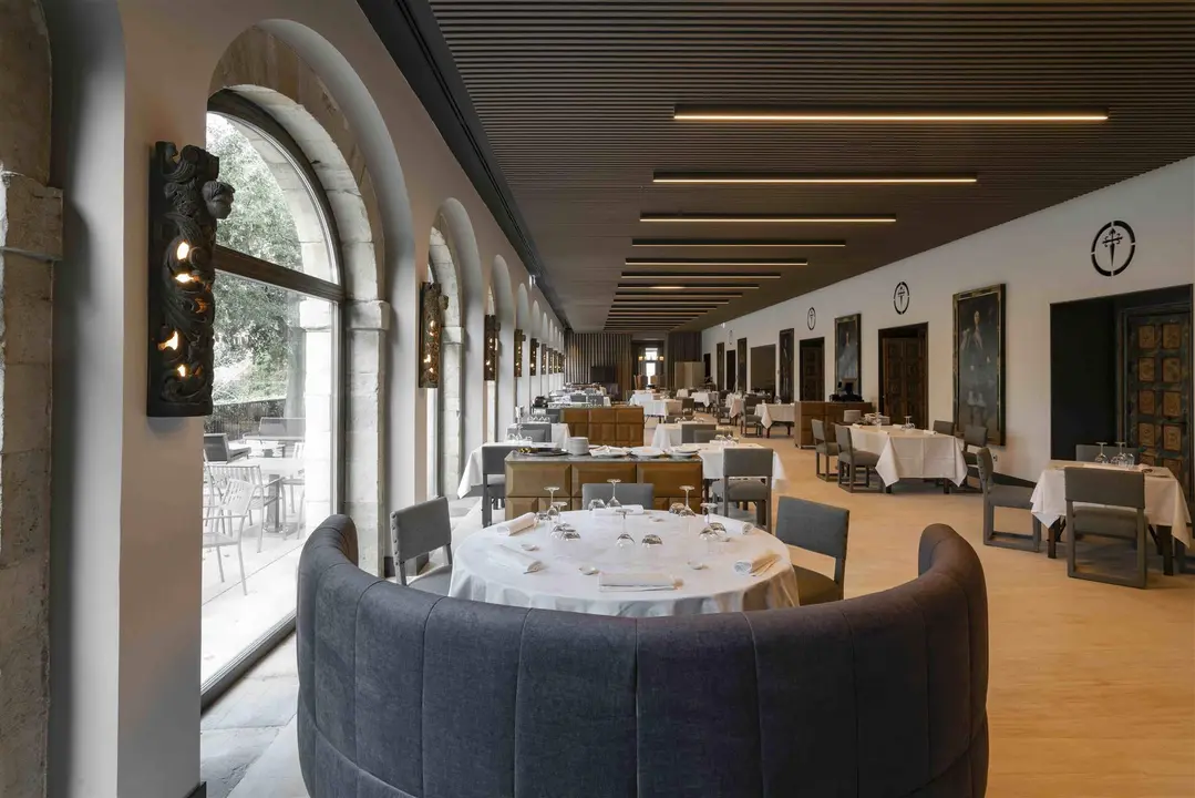 Imagen del área de comedor del rehabilitado Parador de San Marcos.
