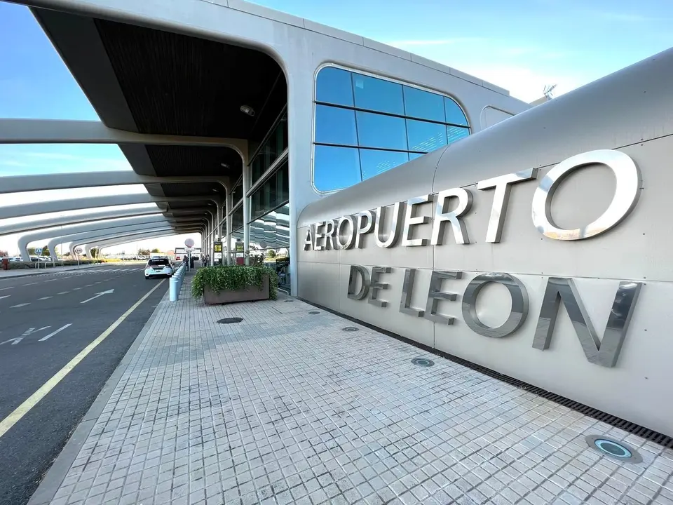 Imagen exterior del Aeropuerto de León.