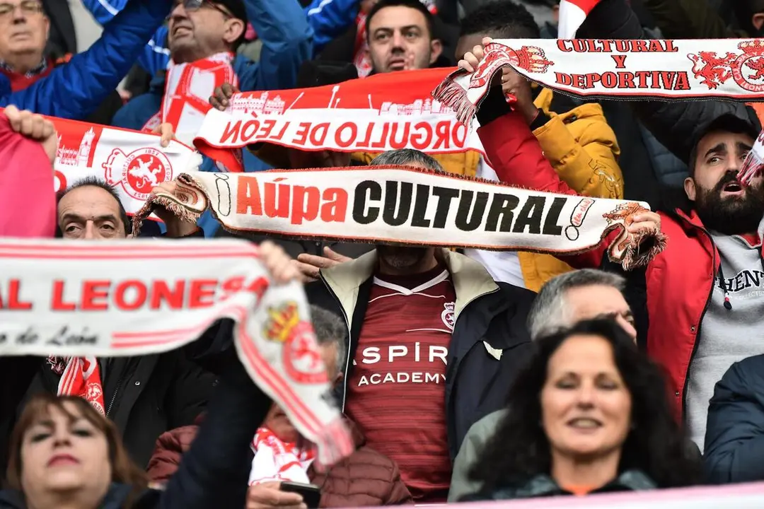 Aficionados de la Cultural durante un desplazamiento.