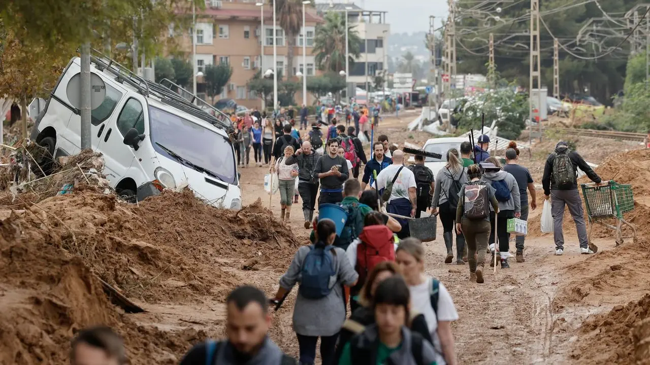 Trabajos de rescate por la DANA en Valencia con presencia de cientos de voluntarios.