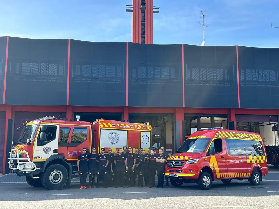 Efectivos de Bomberos de León, momentos antes de iniciar su desplazamiento a Valencia.