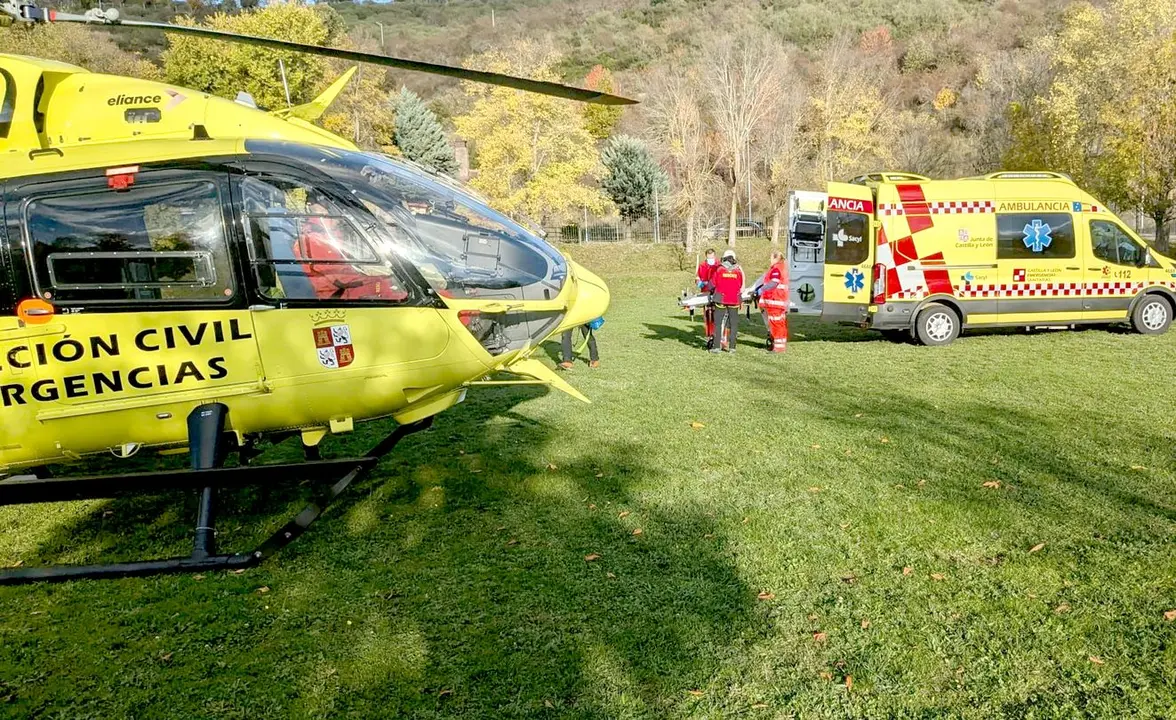 Imagen del helicóptero de rescate en el momento del traslado de un herido.