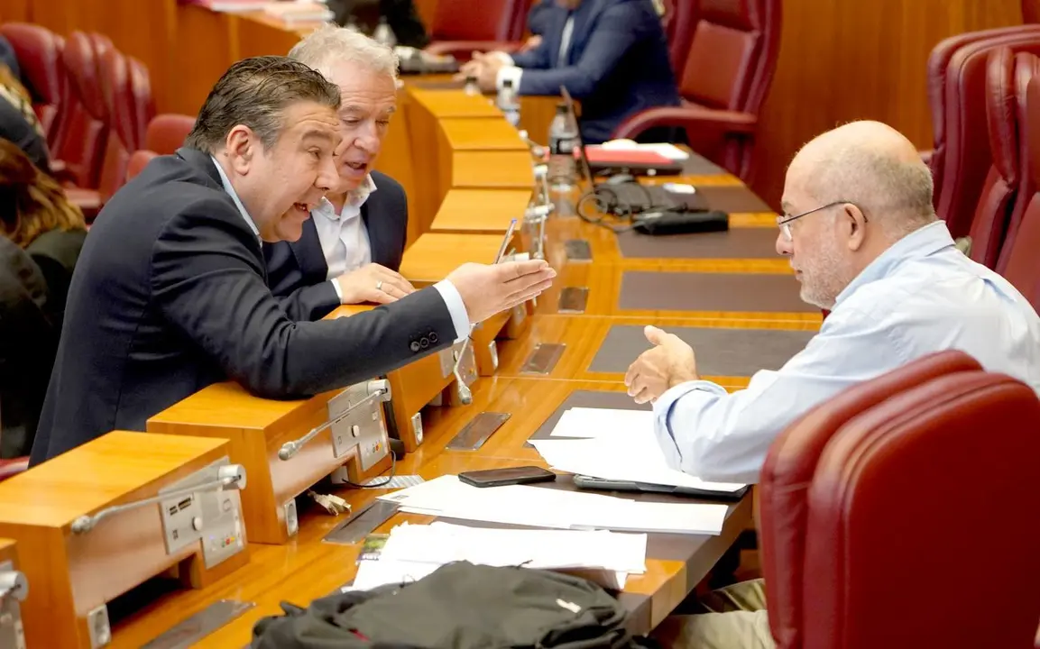El leonesista Luis Mariano Santos conversa con Franciso Igea durante el pleno de las Cortes.