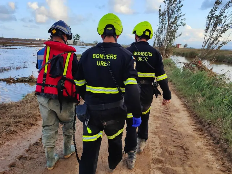 Efectivos de rescate en la localidad de Pedralba buscan entre los restos ocasionados por la DANA.
