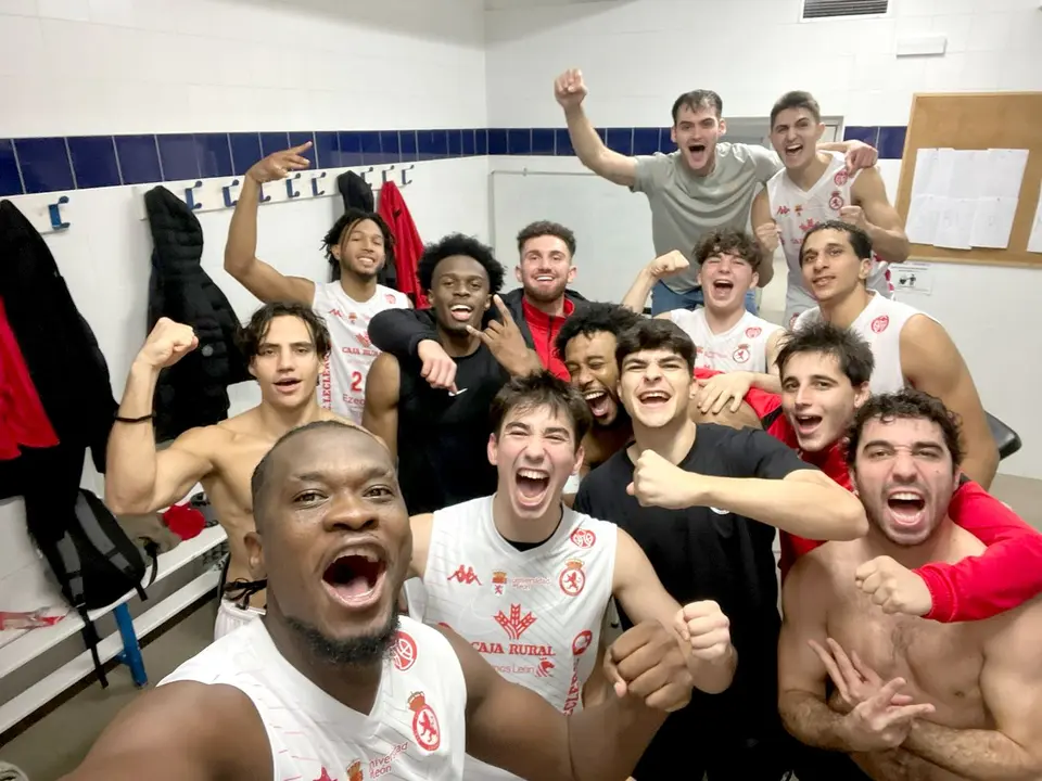 La plantilla de la Cultural de baloncesto celebra la victoria en su vestuario.