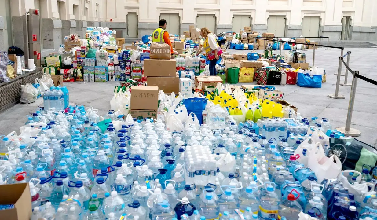 Agua donada para los afectados por la DANA en la zona de Valencia.