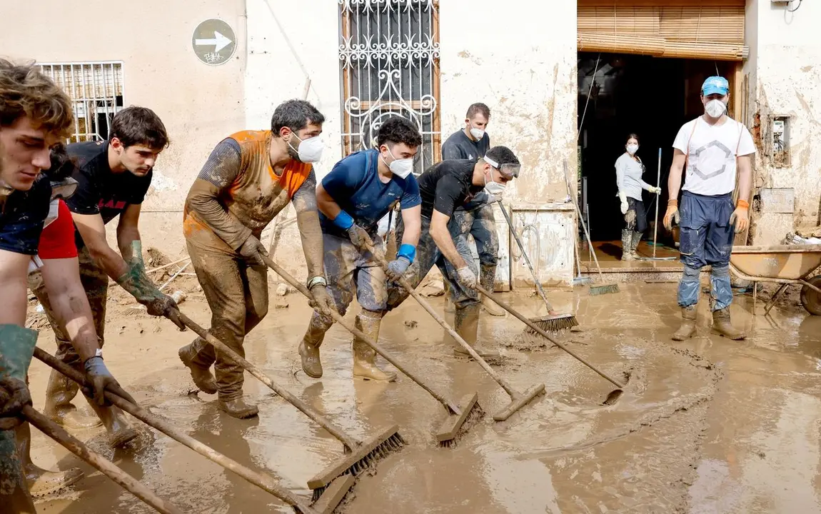 Voluntarios trabajan en la zona afectada por la DANA.
