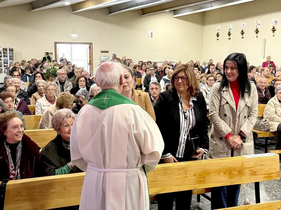El párroco de La Anunciación saluda a las autoridades municipales en el acto religioso.