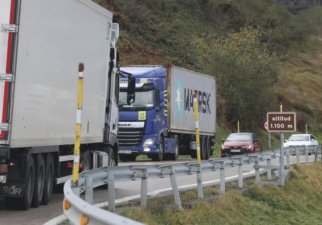 El puerto de Pajares soporta desde este domingo el tránsito de 8.000 vehículos al día.