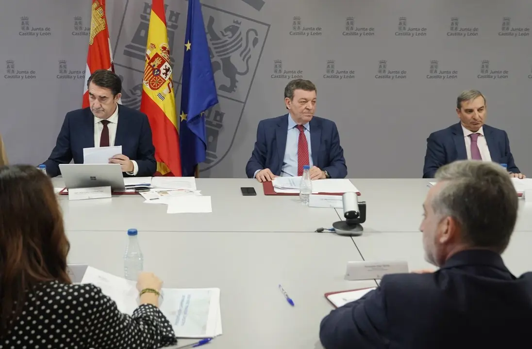 Los consejeros de la Presidencia, Luis Miguel González Gago; de Medio Ambiente, Vivienda y Ordenación del Territorio, Juan Carlos Suárez-Quiñones, y de Movilidad y Transformación Digital, José Luis Sanz Merino, presentan el Plan de Vialidad Invernal de Castilla y León en la Comisión General de Coordinación Territorial.