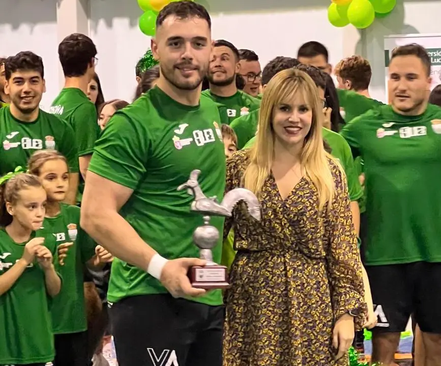 La diputada de Deportes entrega el gallo a los ganadores del clásico Ribera contra Montaña.