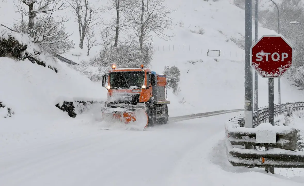 Una quitanieves, a su paso por el puerto de Pajares en una imagen de archivo.