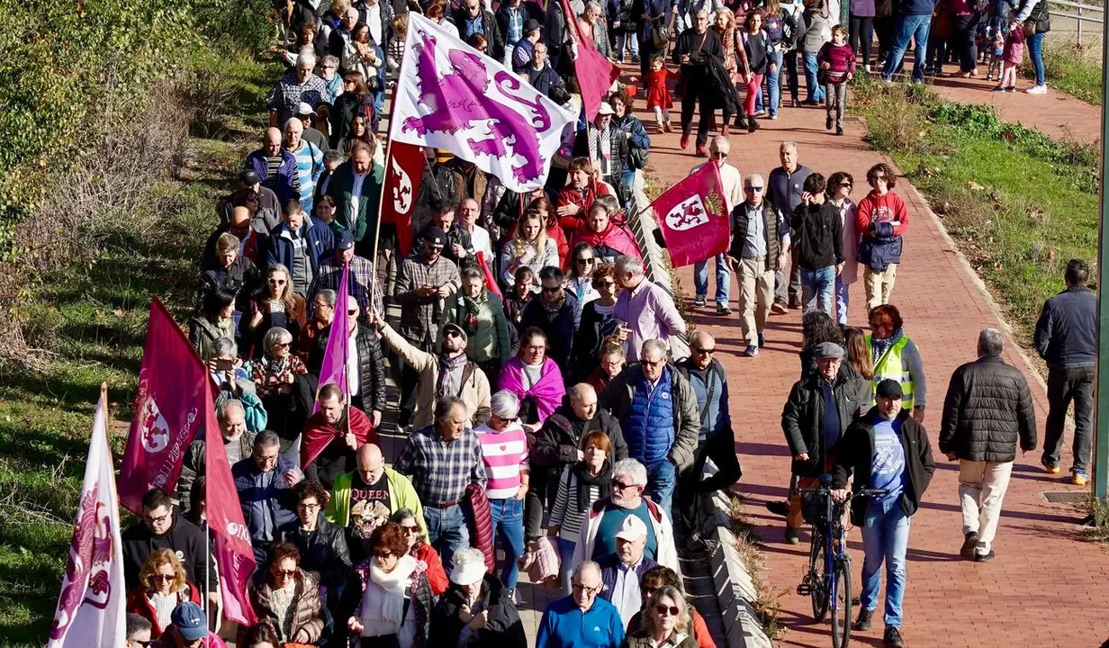 Miles de personas defienden la llegada de Feve al centro de León. Foto: Campillo