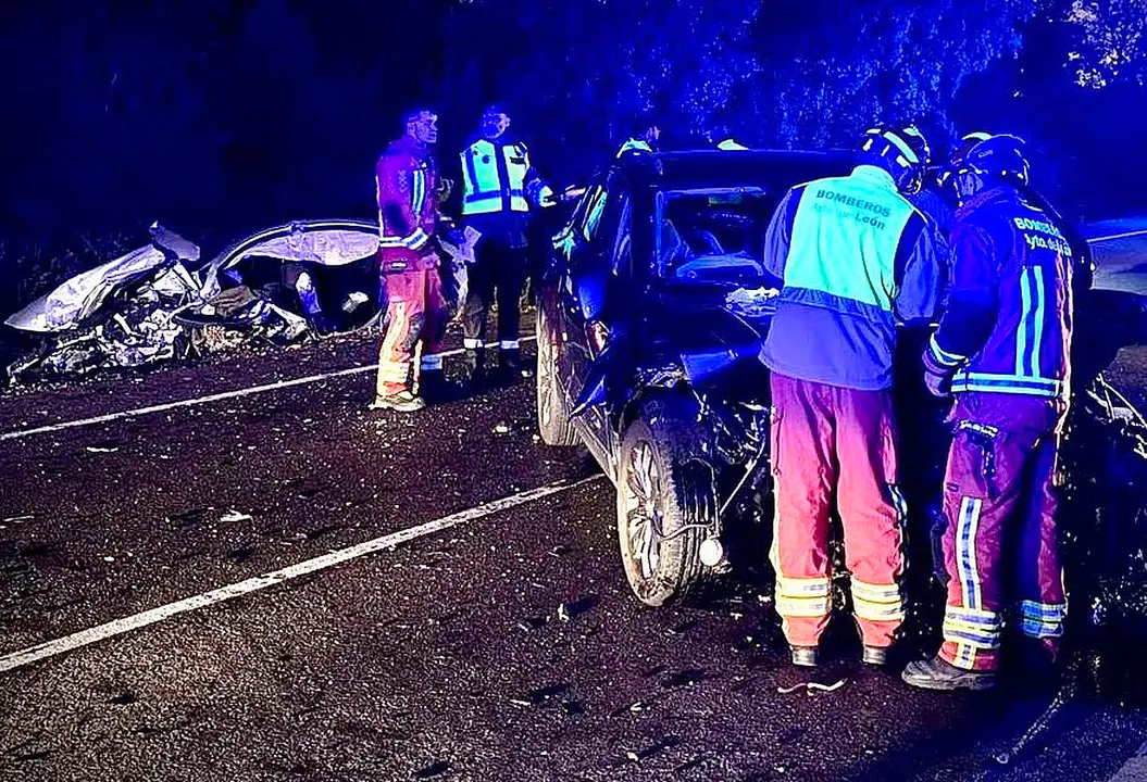 Tres hombres, de 71, 65 y 30 años, resultaron heridos de diferente consideración a consecuencia de una colisión frontal entre dos turismos. Foto: Bomberos León