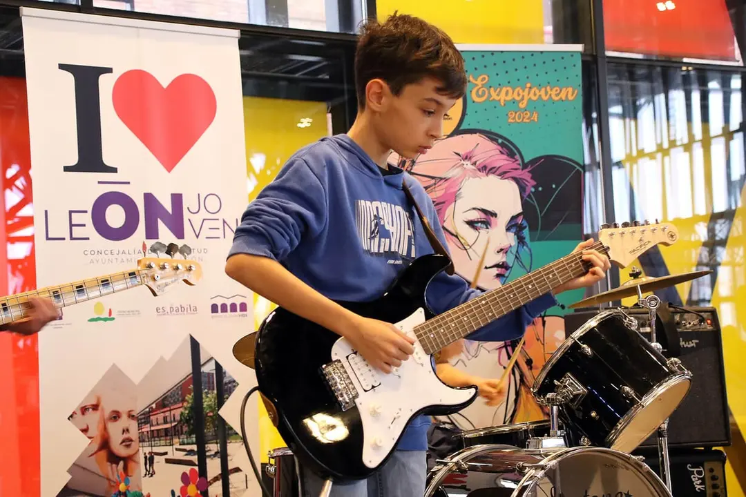 Expojoven celebra su 34 edici&oacute;n en el Palacio de Exposiciones de Le&oacute;n. Cuenta con la participaci&oacute;n de 17 asociaciones juveniles y espacios dedicados a los idiomas, el turismo activo, la ense&ntilde;anza y los libros. Fotos: Peio Garc&iacute;a
