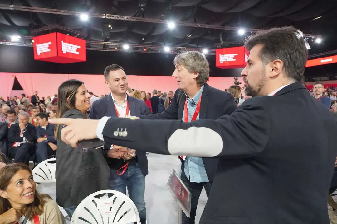 La secretaria de organización del PSOE de León, Nuria Rubio; el secretario provincial de León Javier Alfonso Cendón y el alcalde de Soria Carlos Martínez junto al secretario general del PSCyL, Luis Tudanca, en la inauguración del 41 Congreso Federal del PSOE. Foto: Miriam Chacón