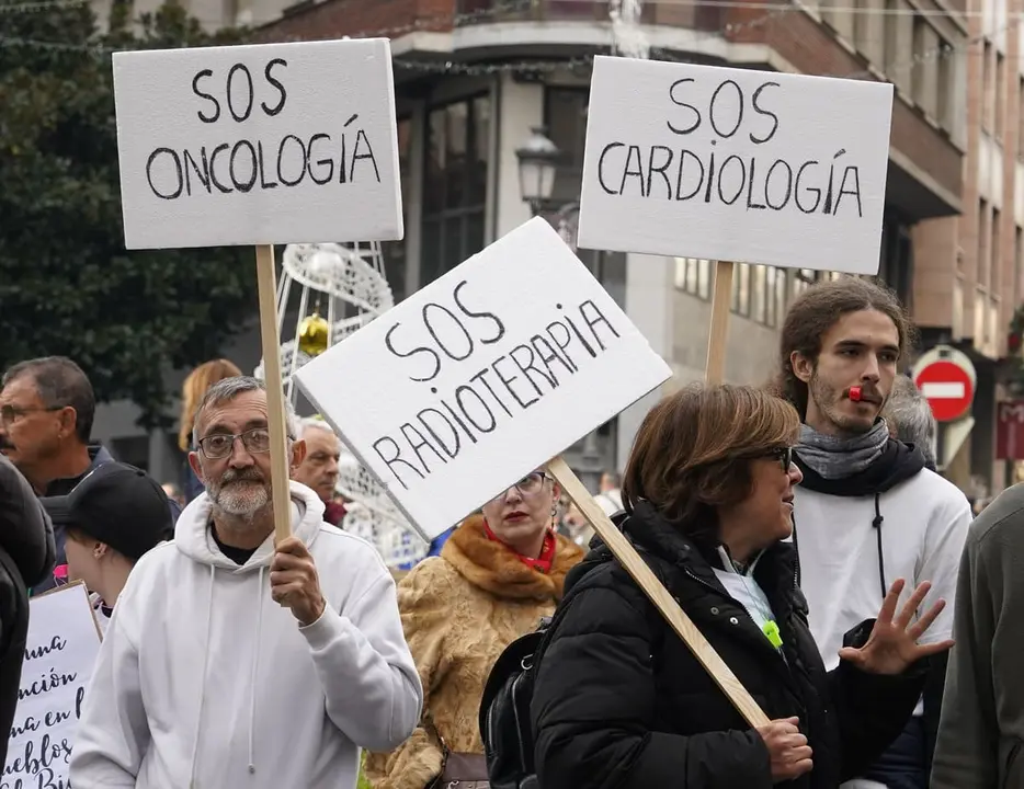 El Bierzo sale a la calle en defensa de la sanidad. 15.000 personas rechazan la actual situación sanitaria en la comarca. Foto: César Sánchez