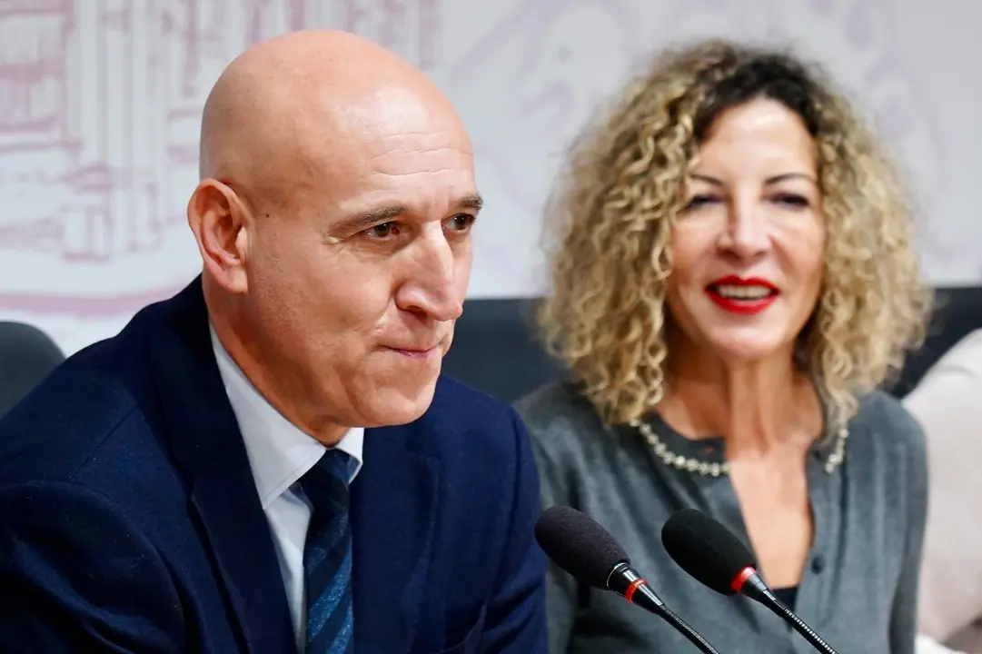 El alcalde de Le?n, Jos? Antonio Diez, y la presidenta de Amidown, Mamen Pardo, presentan el calendario solidario de Amidown 2025