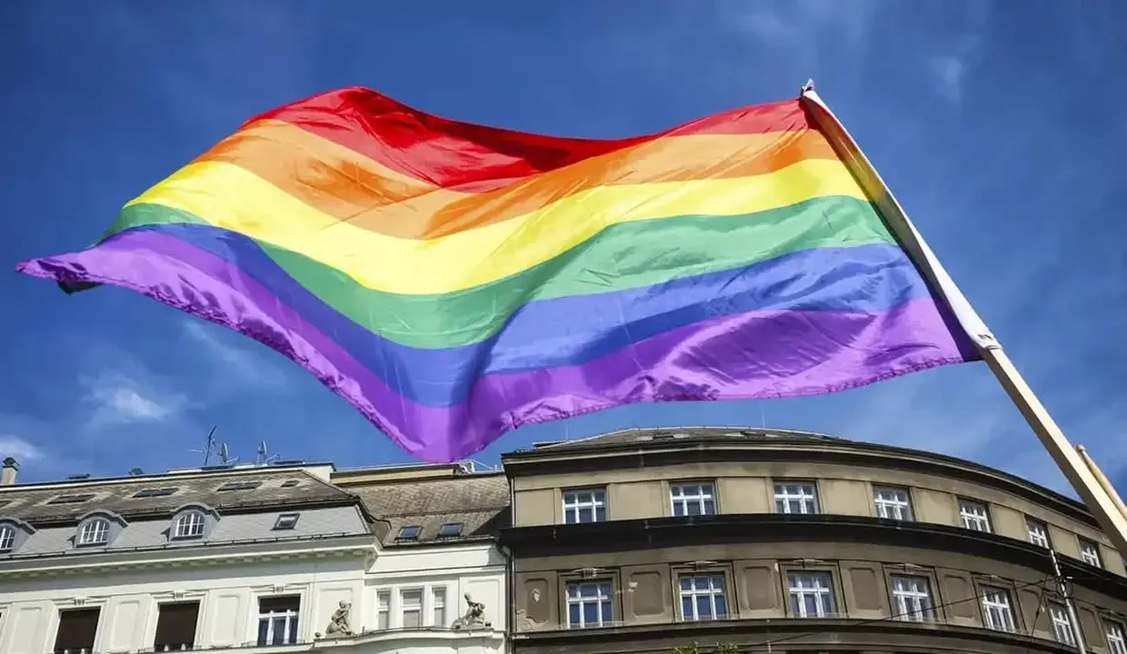 Bandera en favor de los derechos LGTBI+.