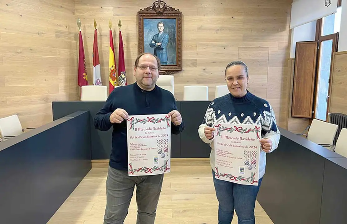 El alcalde de La Bañeza presenta el mercado navideño de la localidad.