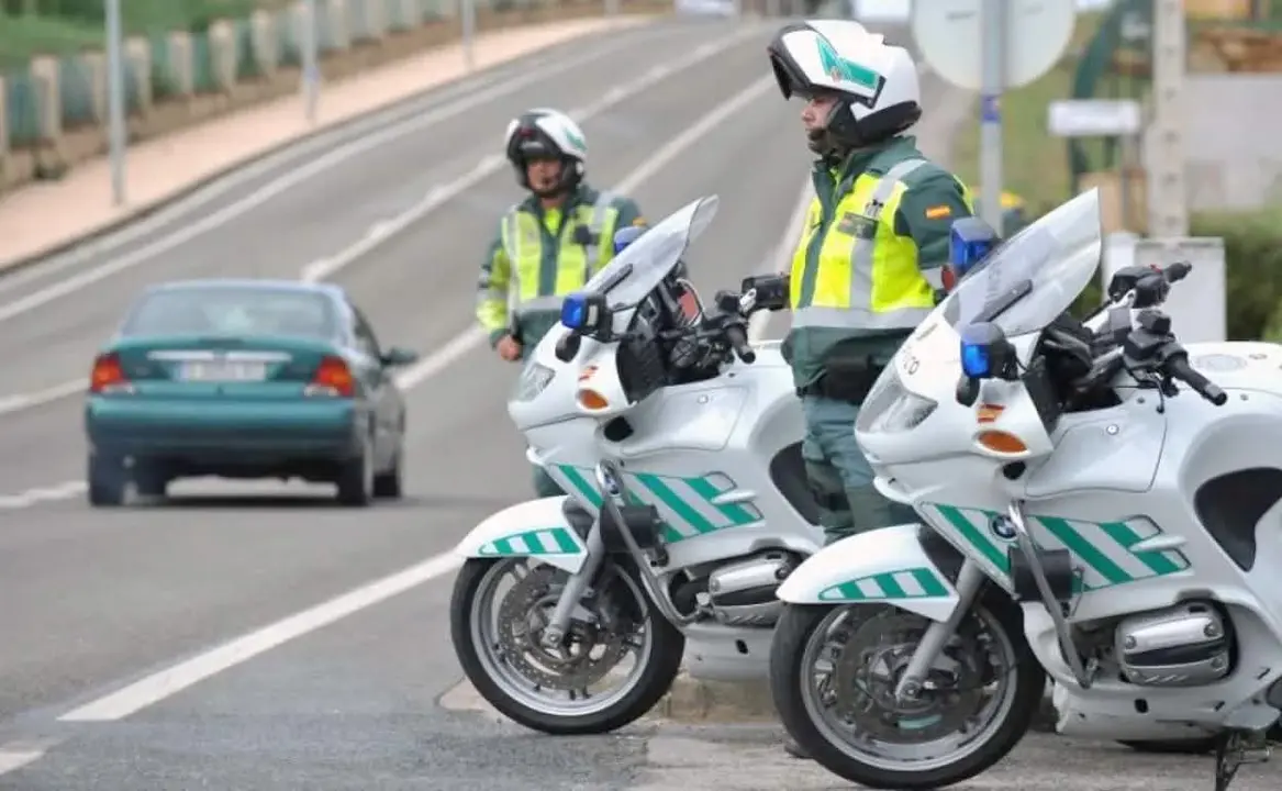 Guardia Civil Tráfico durante un control rutinario.