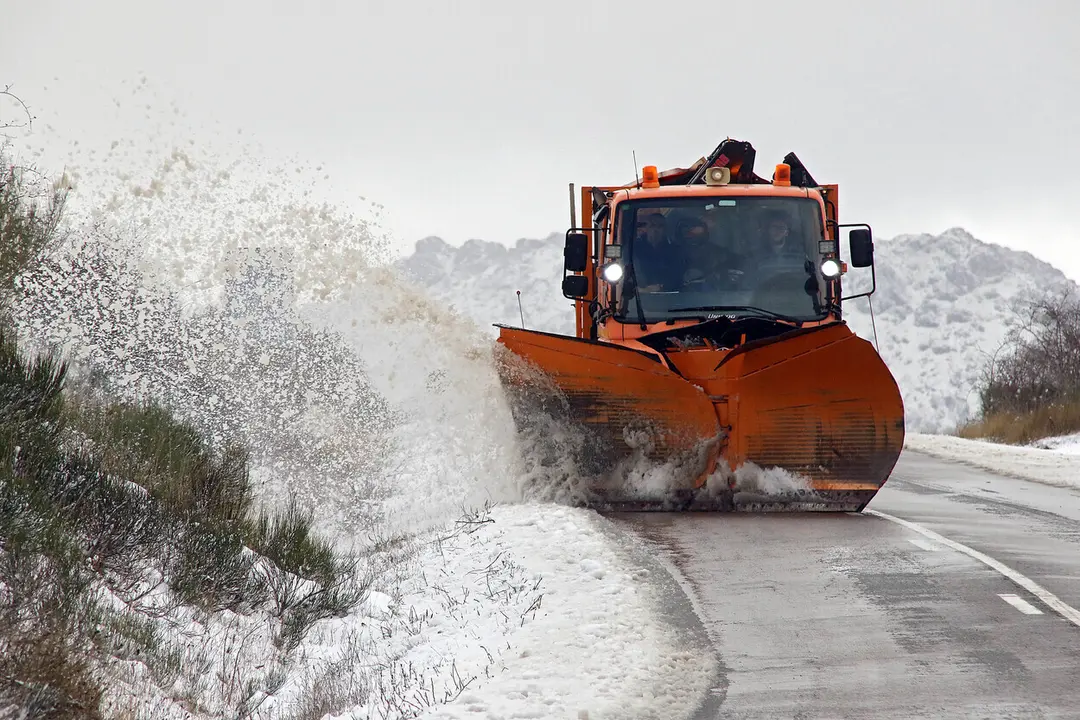 Una quitanieves abre la v&iacute;a durante un temporal de nieve.