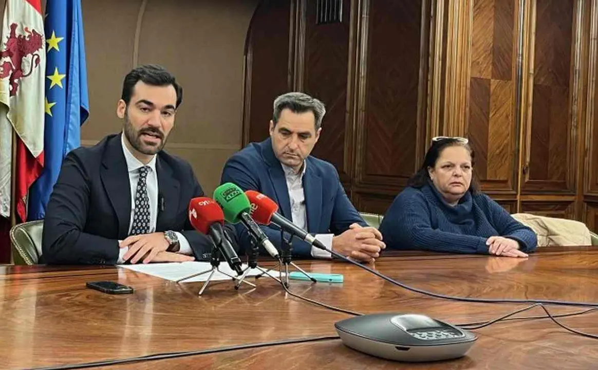 Representantes del PP municipal, durante una rueda de prensa.