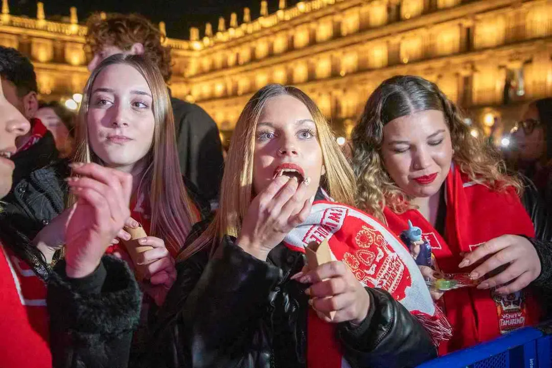Miles de universitarios llegados de toda España y otros países adelantaron este jueves en la Plaza Mayor de Salamanca una dulce y, sobre todo, festiva despedida del año 2024, cuando aún restan 19 días para su conclusión. Foto: Susana Martín
