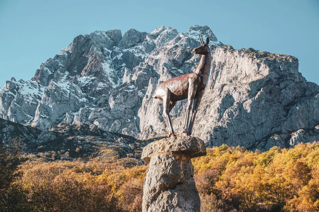 Imagen del rebeco que preside el Mirador del Tombo, en Picos de Europa.