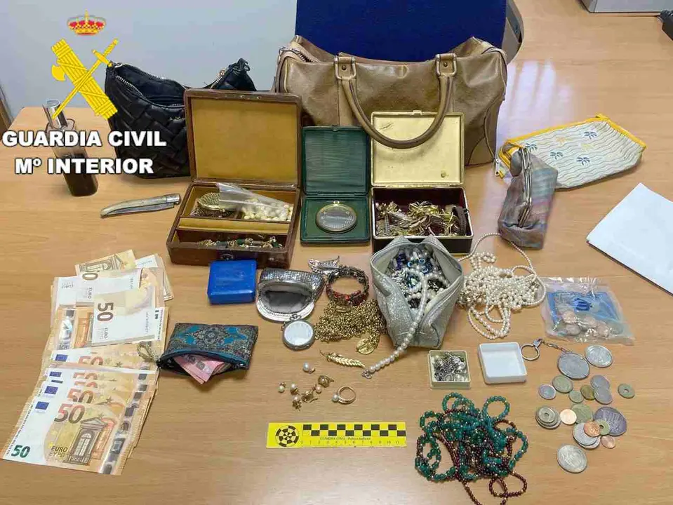 Imagen de las joyas y efectos recuperados por la Guardia Civil.